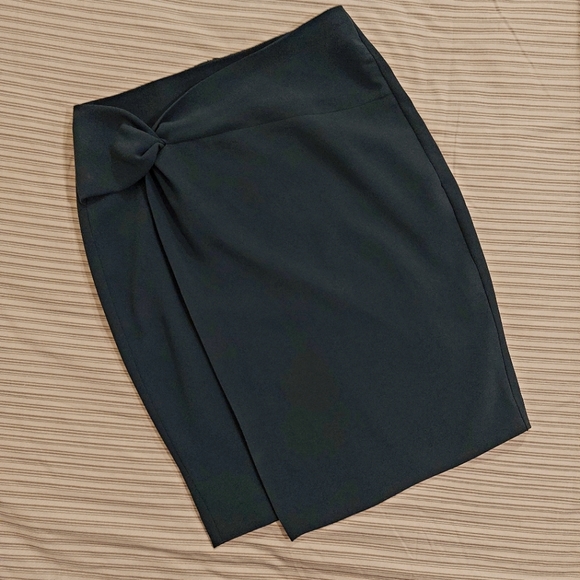 ⬇🆕 • RW&CO dark green skirt - Picture 4 of 5